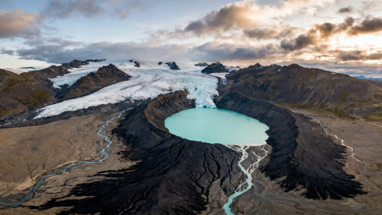 Glacier en recul illustrant la fonte des glaciers dans le monde