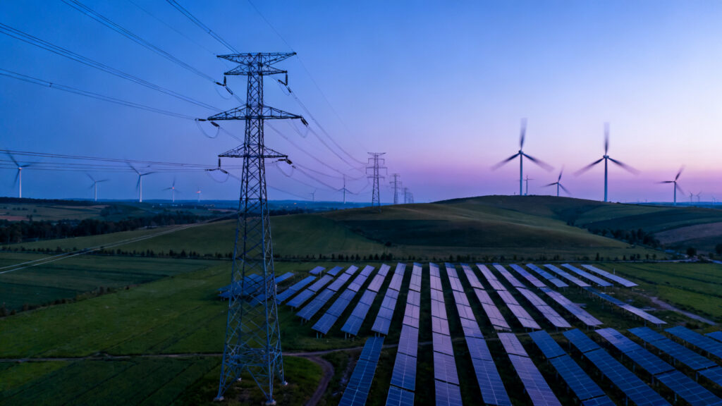 Lignes à haute tension reliant parcs éoliens et solaires, interconnexions européennes