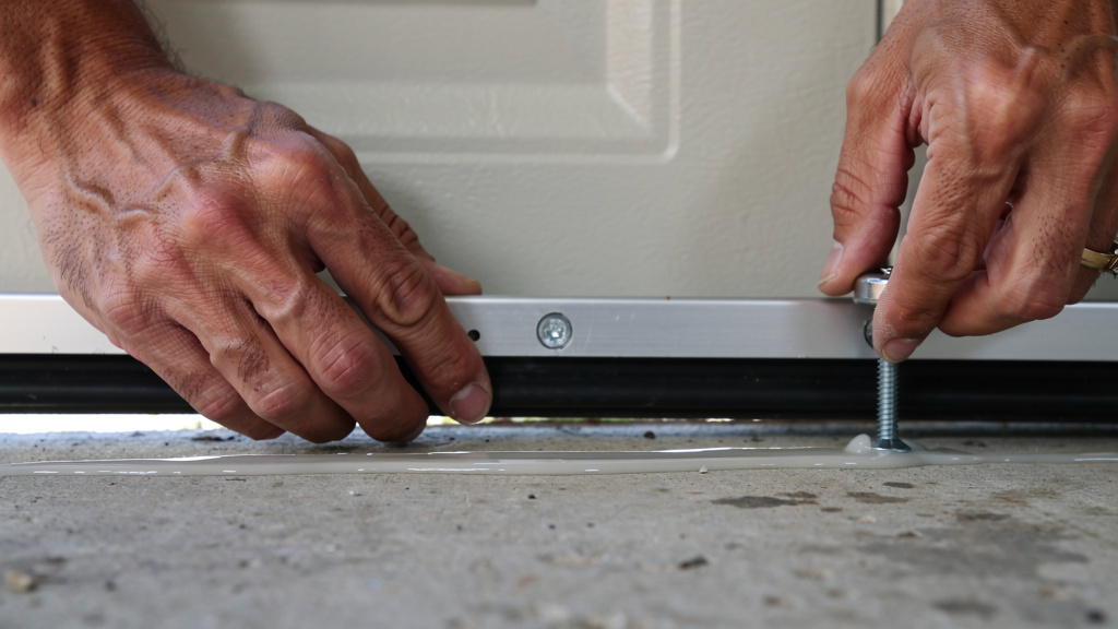 Installation d’un seuil aluminium et joint bas de porte de garage
